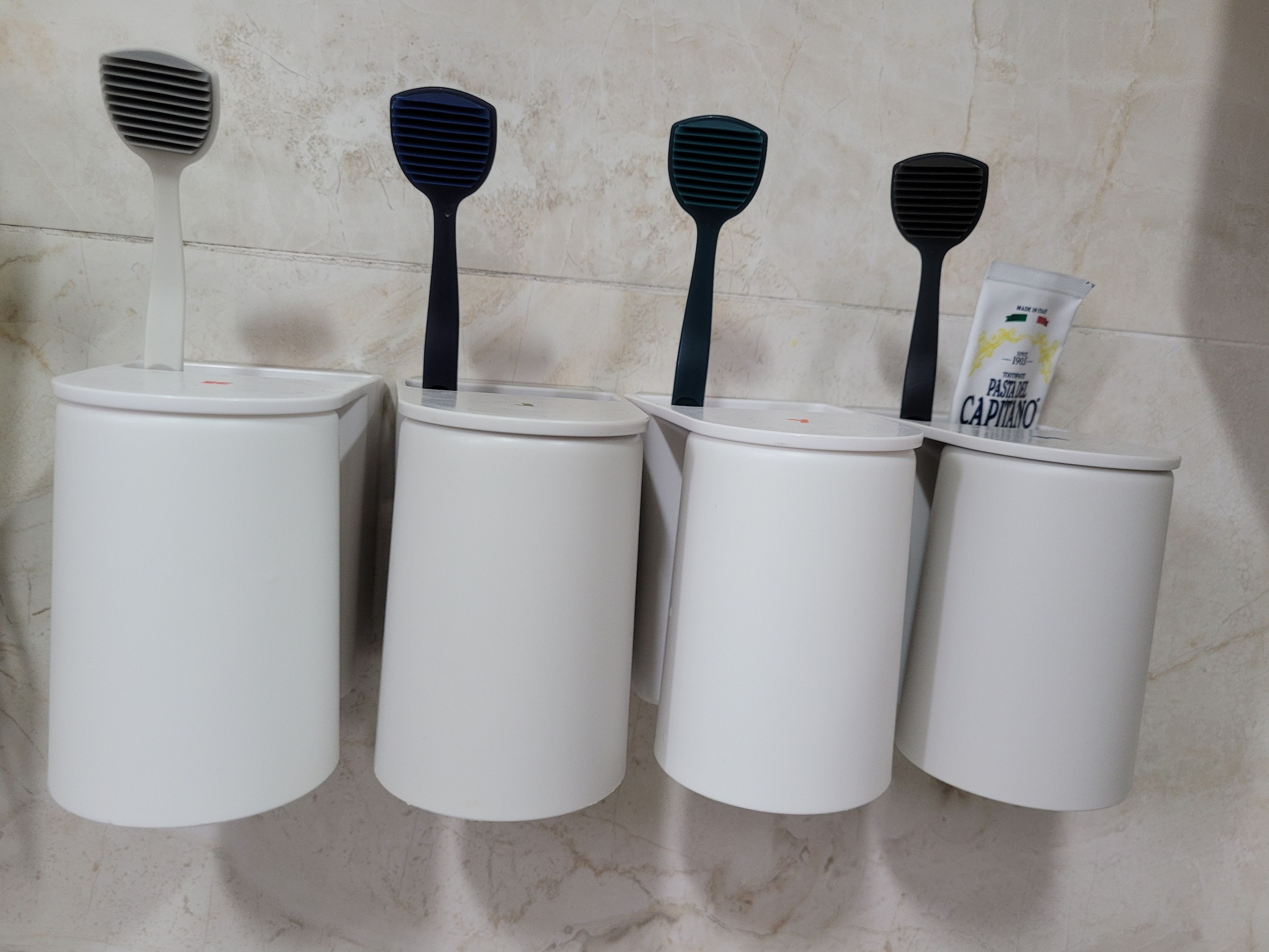 Upside-Down Magnetic Bathroom Organizer Set user photo
