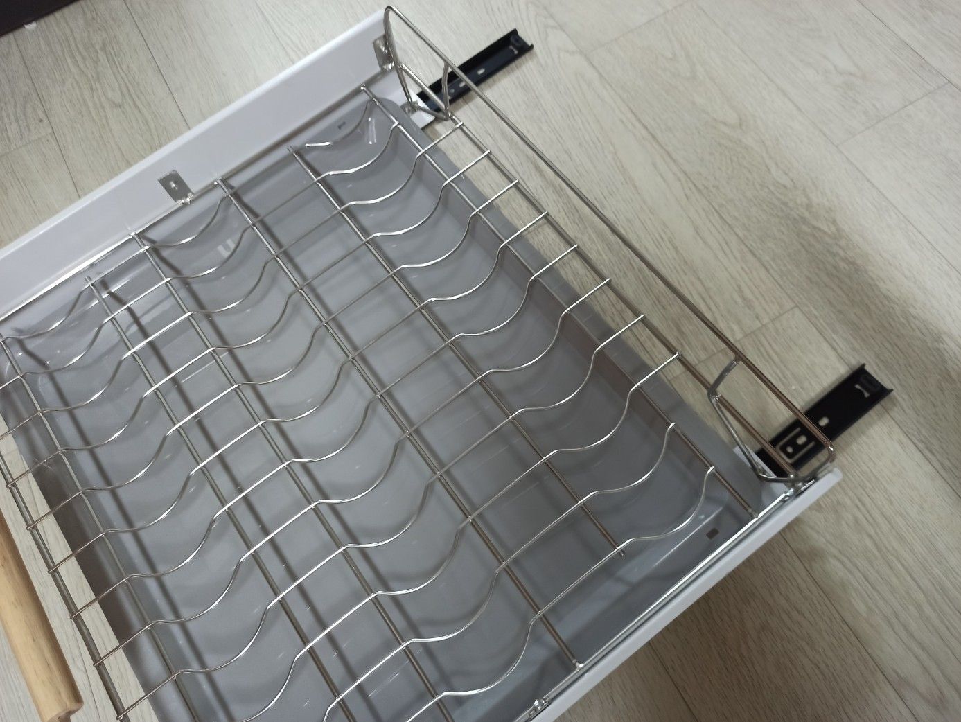 Sliding Dish Rack with Wood Handles user photo