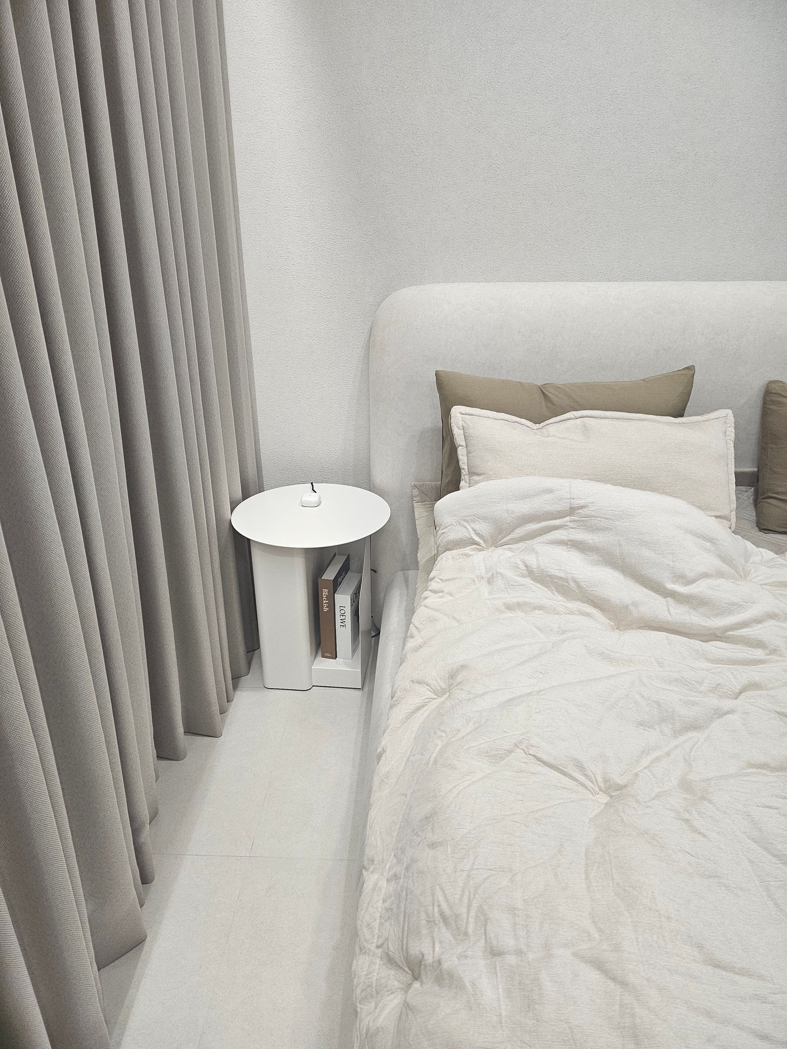 Round Side Table with Built-In Bookshelf user photo