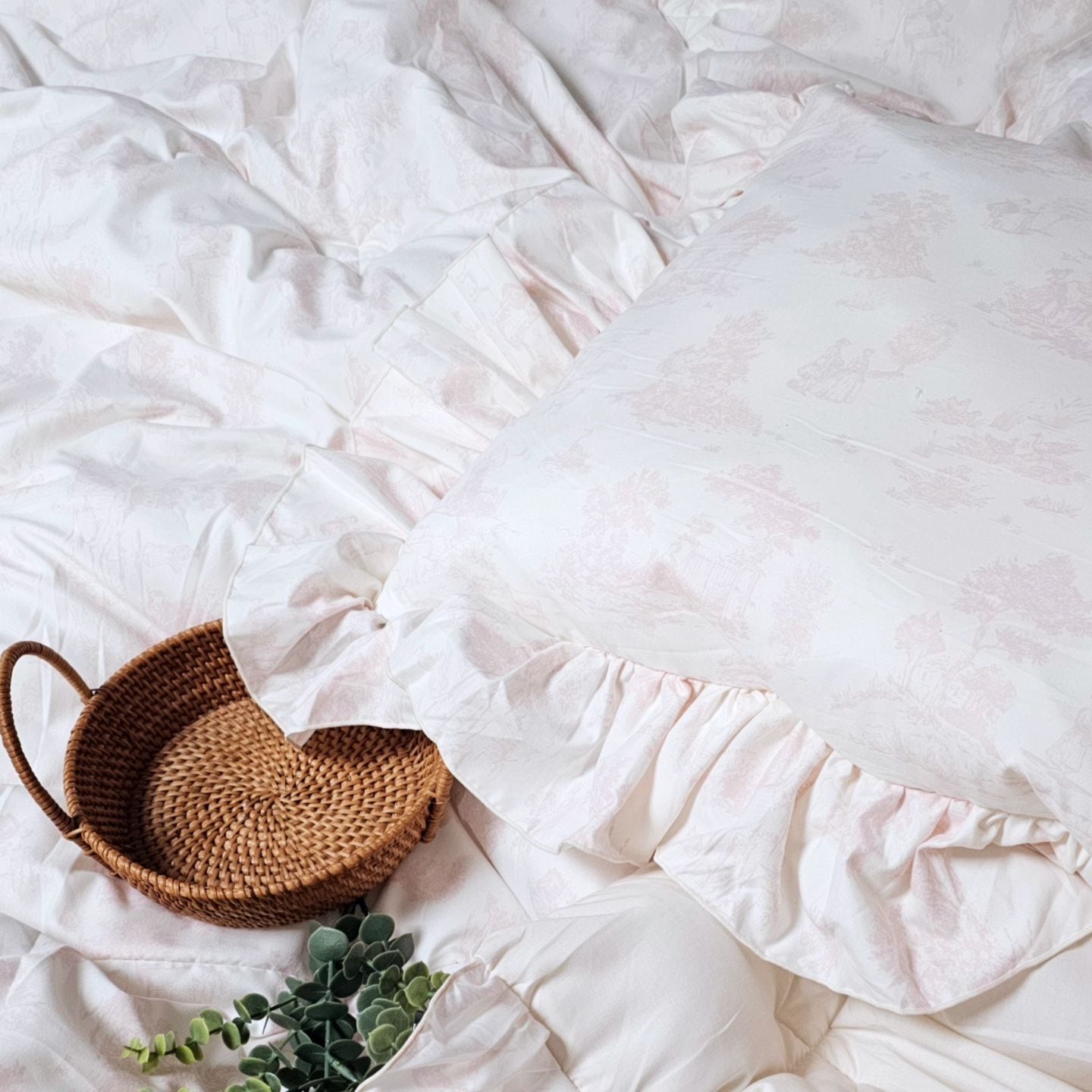 Hotel Style Dust Free Frill Comforter user photo