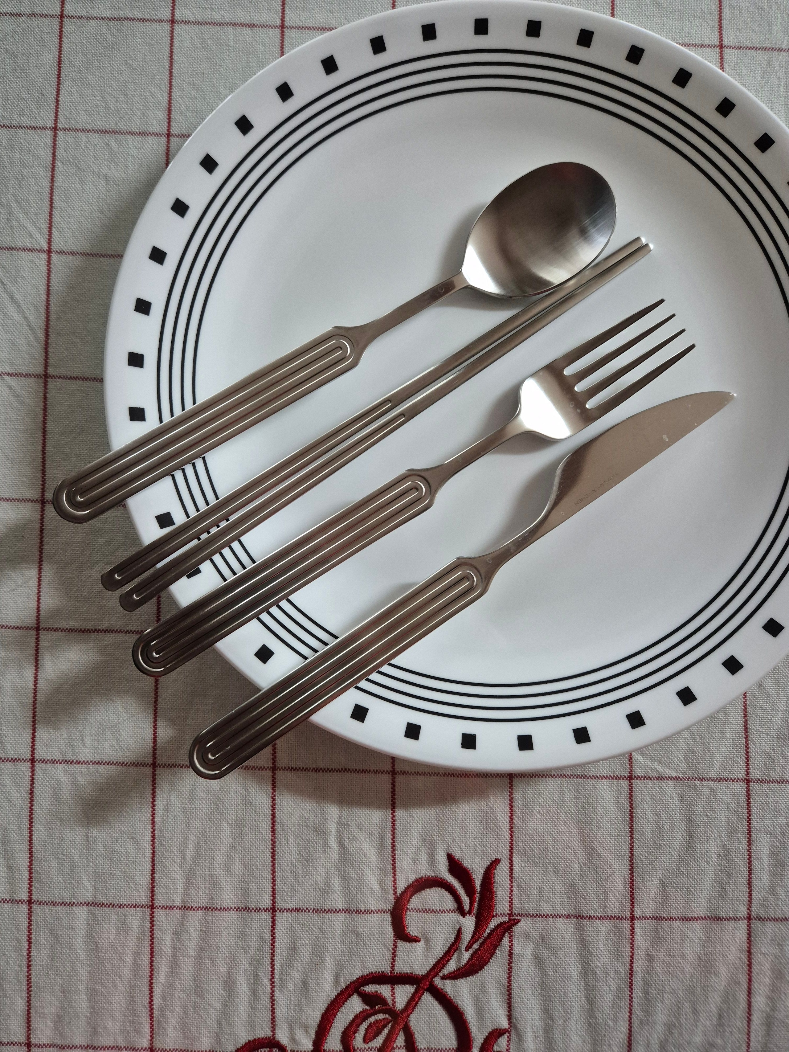Ridge Stainless Steel Full Flatware Set for 2 (8-Piece) user photo