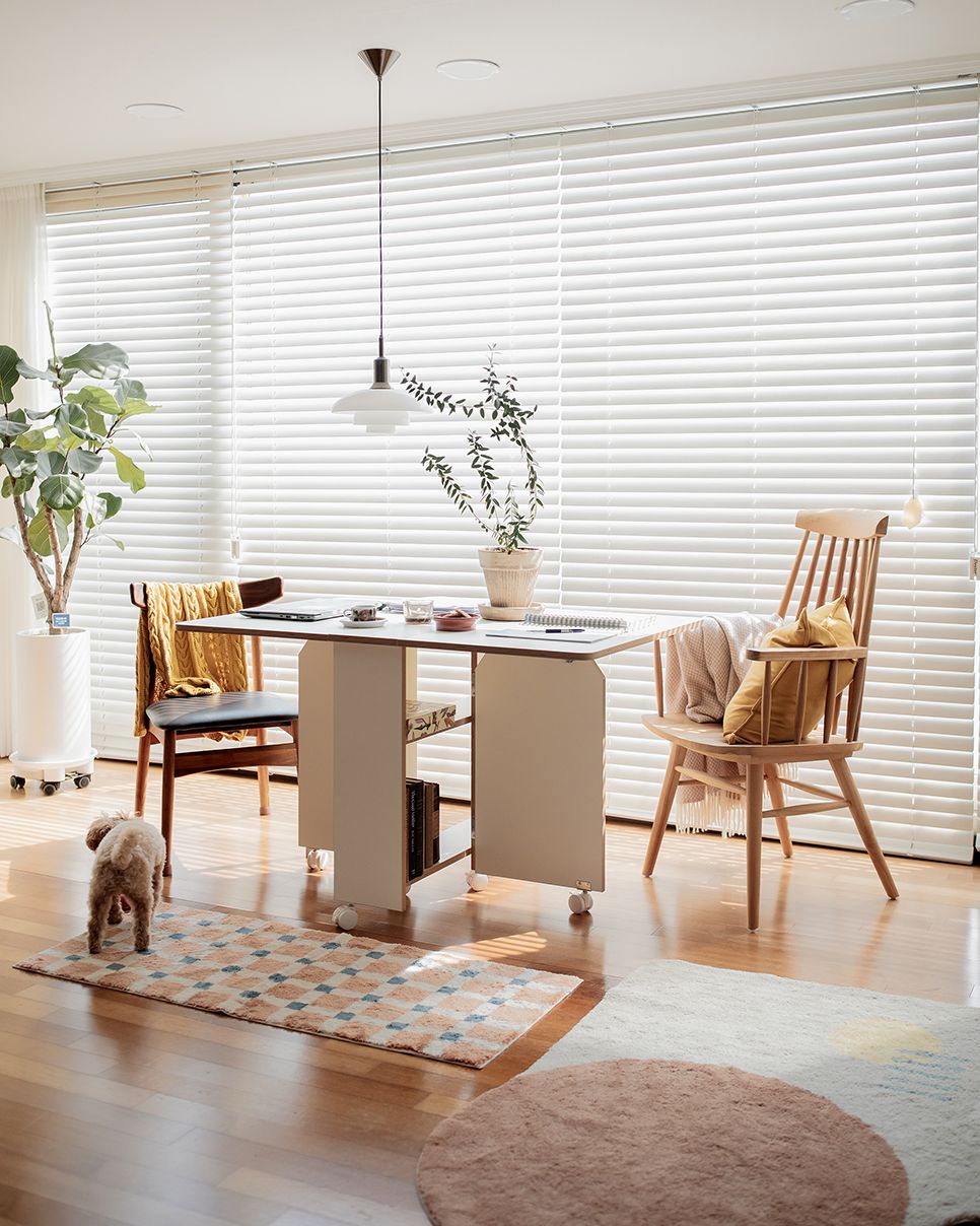 E0 Round Extendable Rolling Dining Table with Storage user photo