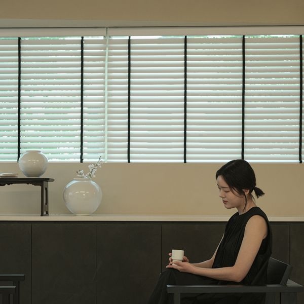 [오늘의집 단독] 프리미엄 더문 화이트 우드블라인드 (블랙리본/라인/맞춤)