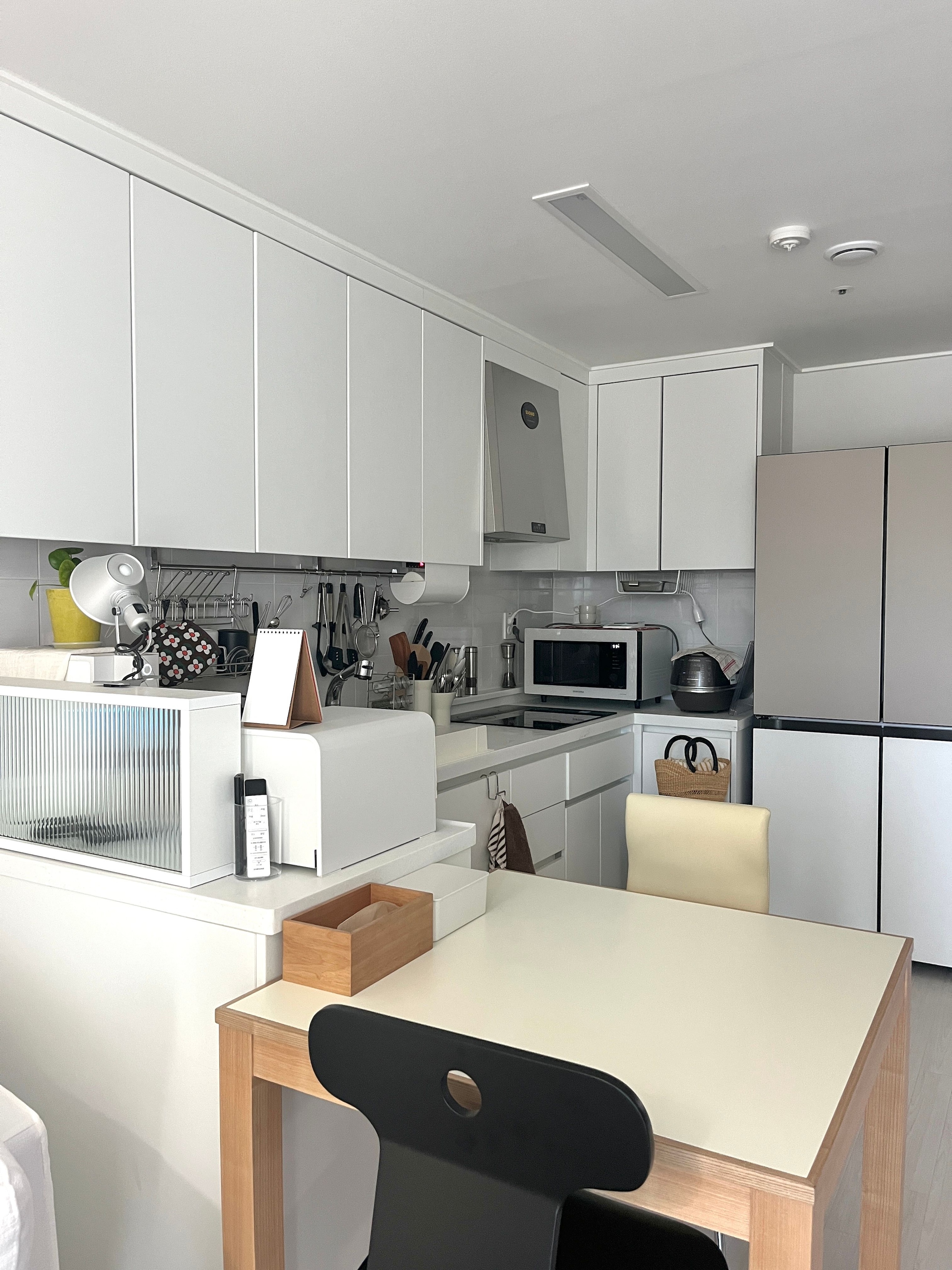 Milky LPM Glass Kitchen Island Partition user photo