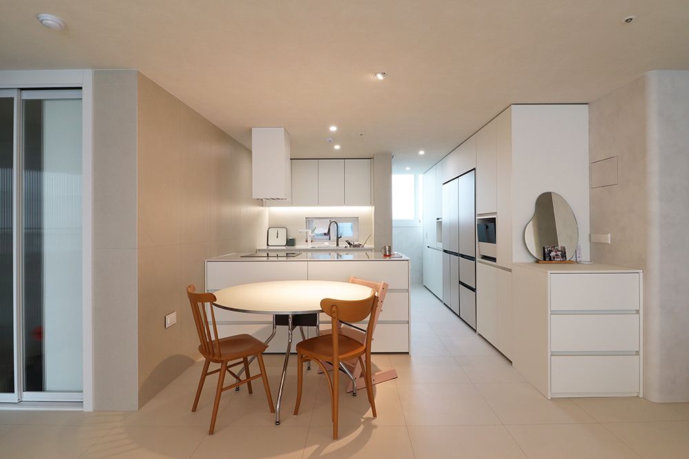 Round Steel Leg Dining Table user photo