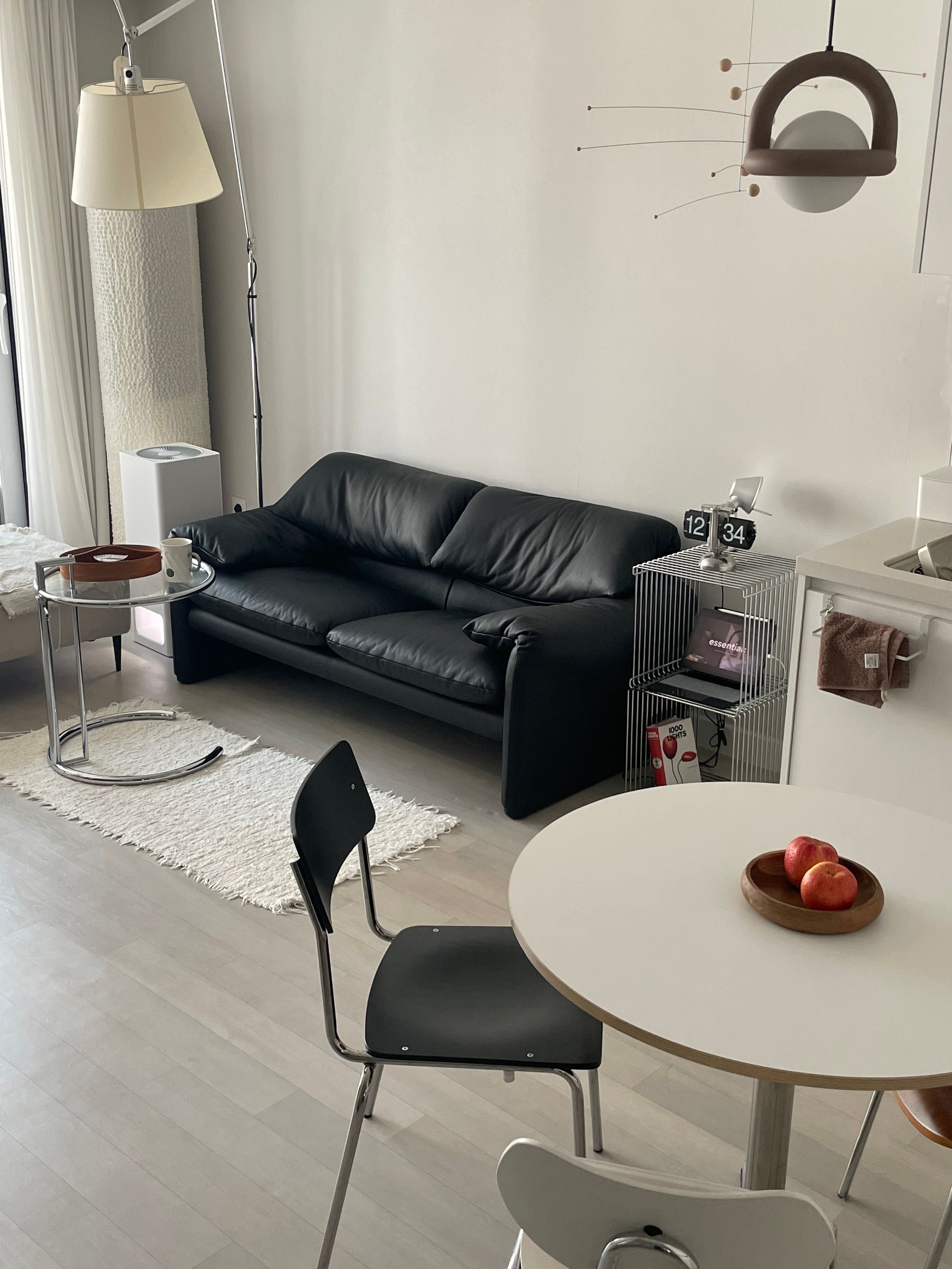 コンパクトな部屋に合う黒いソファの選び方と使い方