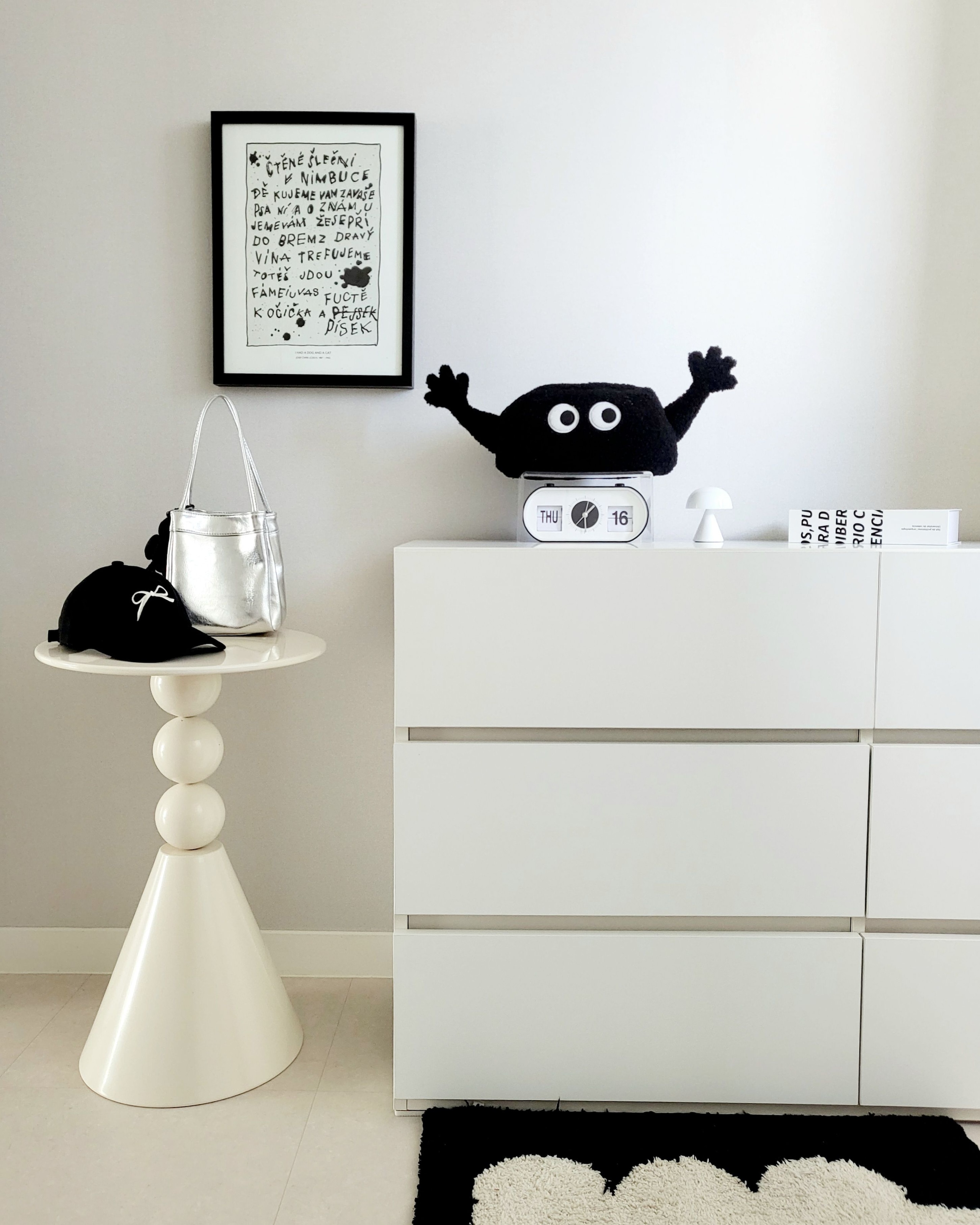 Round Modern Flip Table Clock user photo
