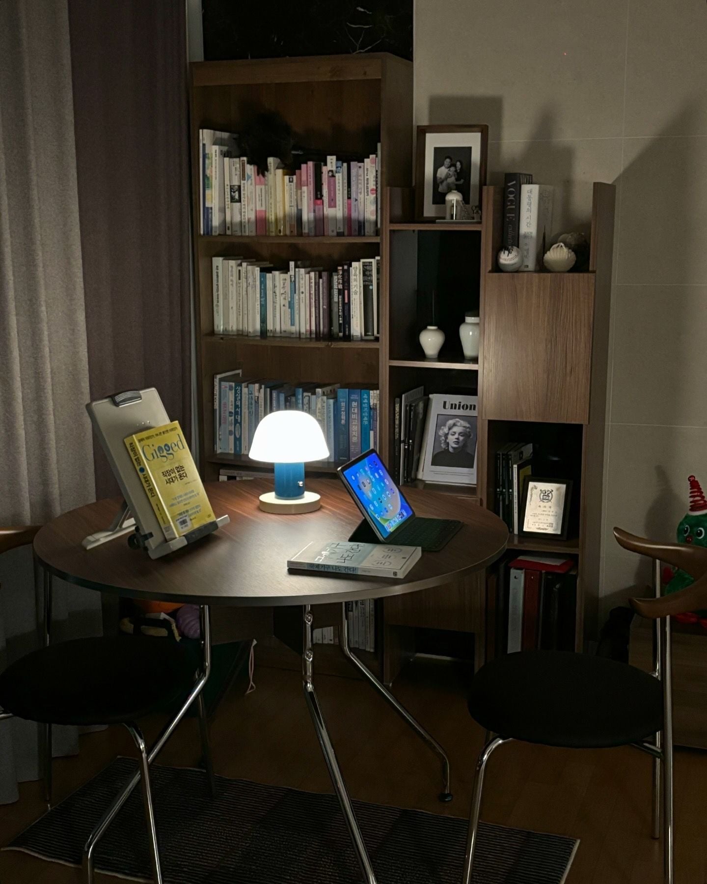 Round Steel Leg Dining Table user photo